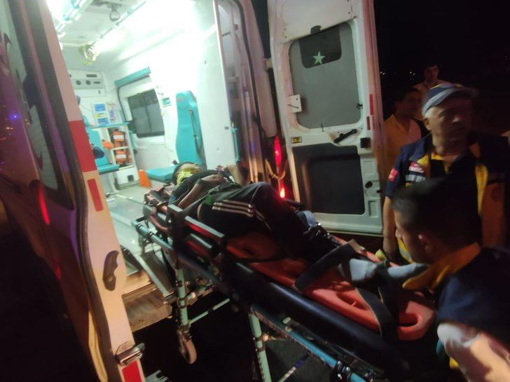 Düzensiz göçmenleri taşıyan minibüs ile hafif ticari araç çarpıştı, 1 kişi öldü, 14 kişi yaralandı G3