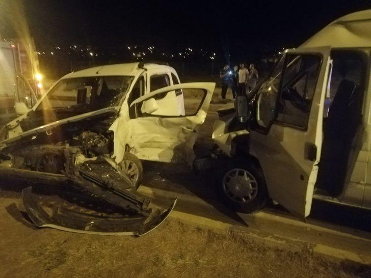 Düzensiz göçmenleri taşıyan minibüs ile hafif ticari araç çarpıştı, 1 kişi öldü, 14 kişi yaralandı G4