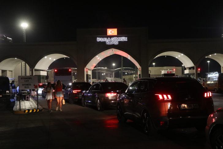 Dönüş yapan gurbetçiler sınır kapılarında yoğunluk oluşturdu G4