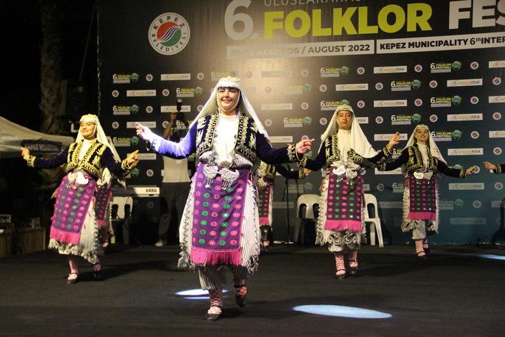 Antalya'da 6. Uluslararası Folklor Festivali başladı G1