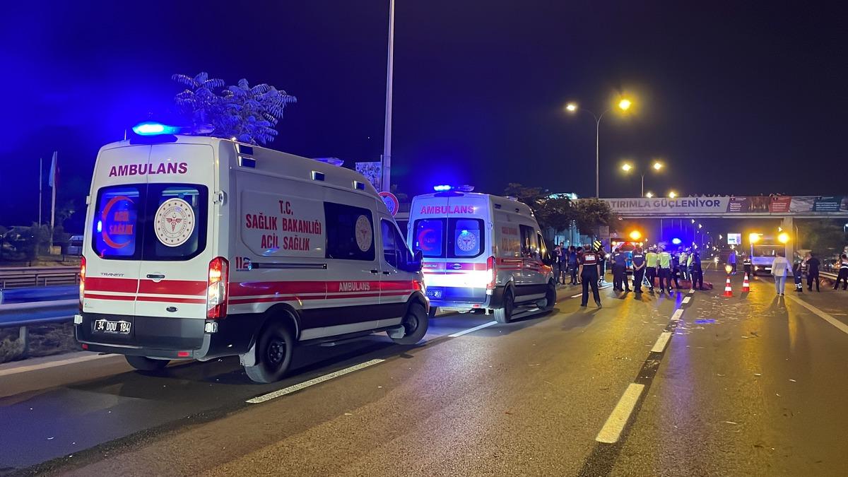 Kartal'da kamyona &ccedil;arpan motosikletteki iki kişi &ouml;ld&uuml;