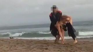 Uzanmış güneşleniyordu! Adamın yaptığı şeyi fark edince olanlar oldu