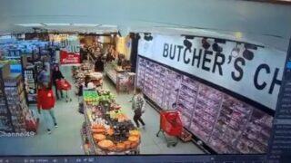 Alışveriş merkezinde kabusu yaşattı! Annesinin sırtı dönükken bebeğini çaldı