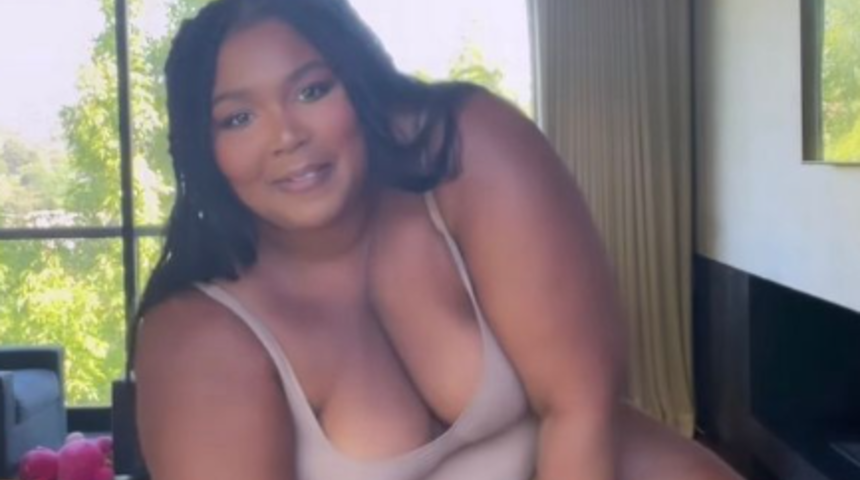 Sosyal medya onu konuşuyor! Kameranın karşısına geçip bir anda iç çamaşırını çıkarttı