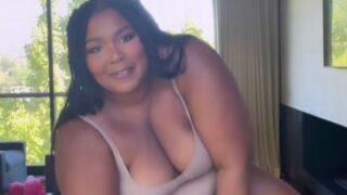 Sosyal medya onu konuşuyor! Kameranın karşısına geçip bir anda iç çamaşırını çıkarttı