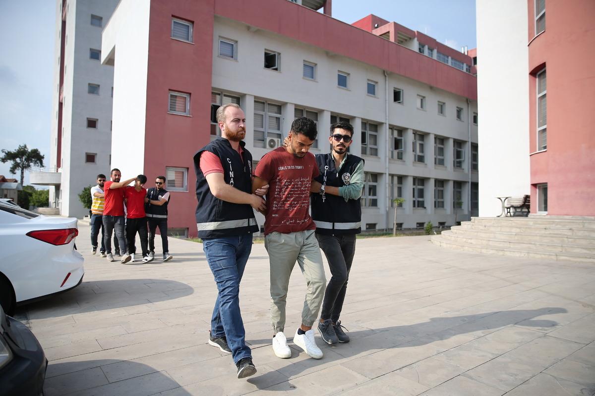 Adana'da polise ateş a&ccedil;ılmasıyla ilgili yakalanan 3 zanlıdan biri tutuklandı