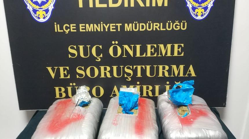 Bursa'da motosikletle bir eve uyuşturucu götüren şüpheli yakalandı