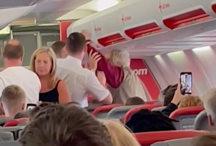 Uçakta şoke eden anlar! Sarhoş yolcu uçuş görevlisine tokat attı G1