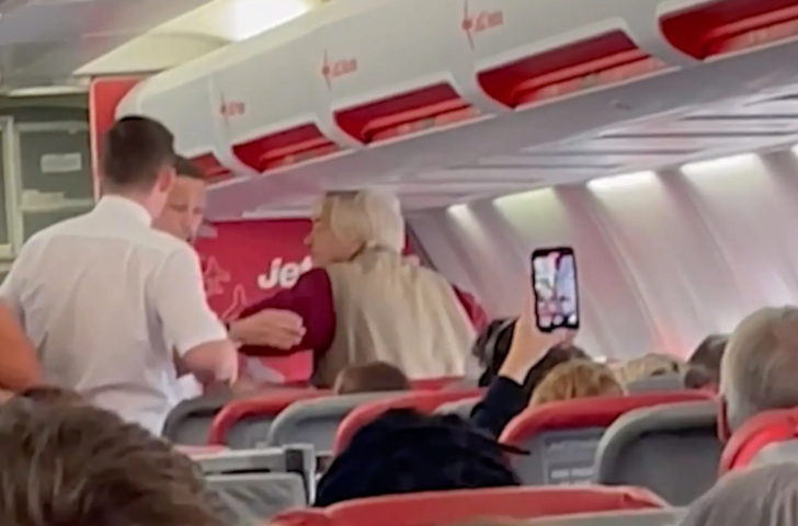 Uçakta şoke eden anlar! Sarhoş yolcu uçuş görevlisine tokat attı G2