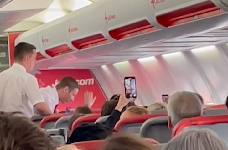 Uçakta şoke eden anlar! Sarhoş yolcu uçuş görevlisine tokat attı G3