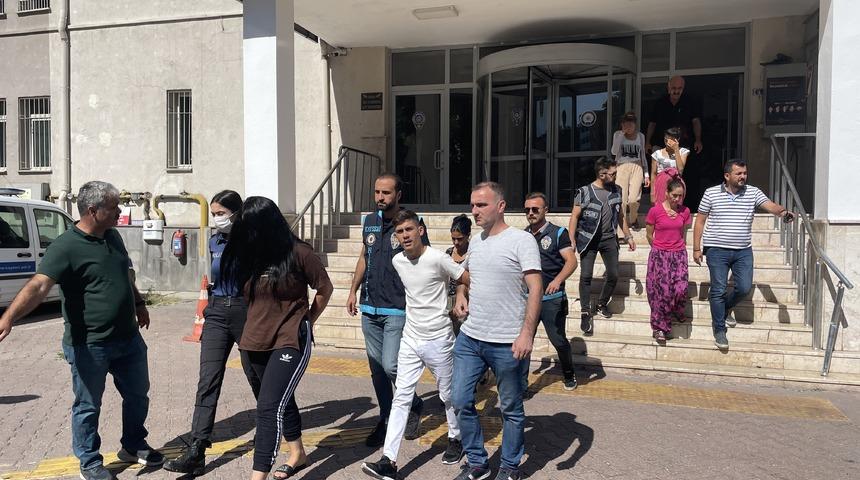 Kayseri'de 830 bin liralık ziynet eşyası &ccedil;aldıkları iddiasıyla 6 zanlı yakalandı
