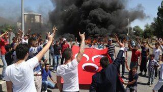 Pasinler ayakta! Bayraklarla yol kestiler