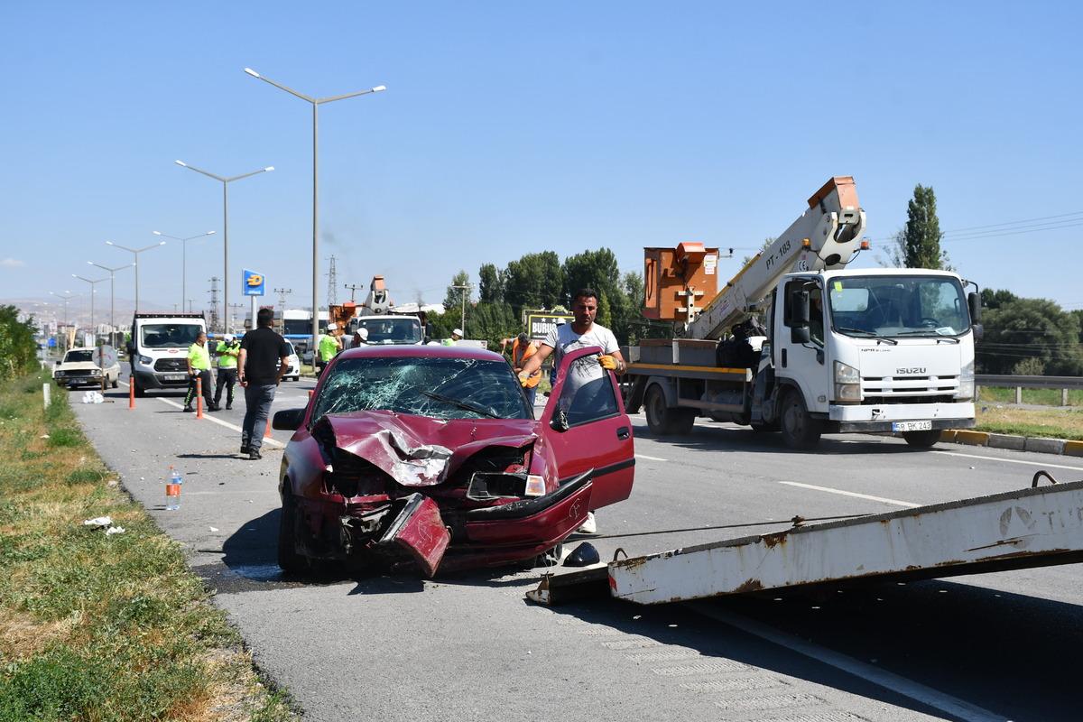 Sivas'ta aydınlatma direğine &ccedil;arpan otomobildeki 2 kişi yaralandı