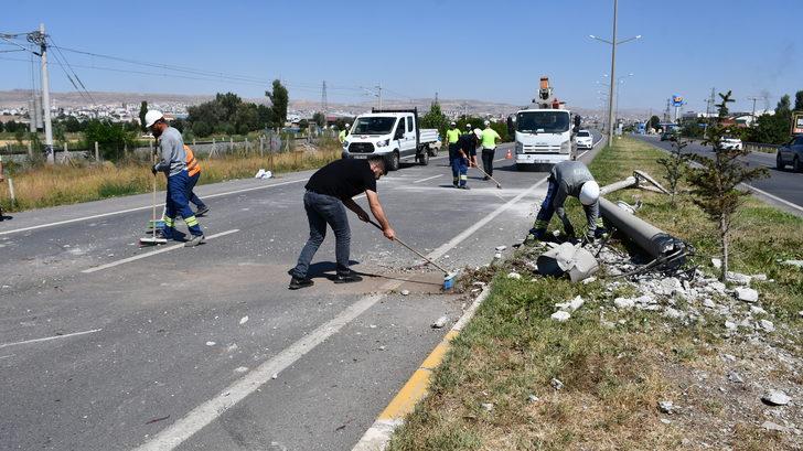 Sivas'ta aydınlatma direğine çarpan otomobildeki 2 kişi yaralandı G2