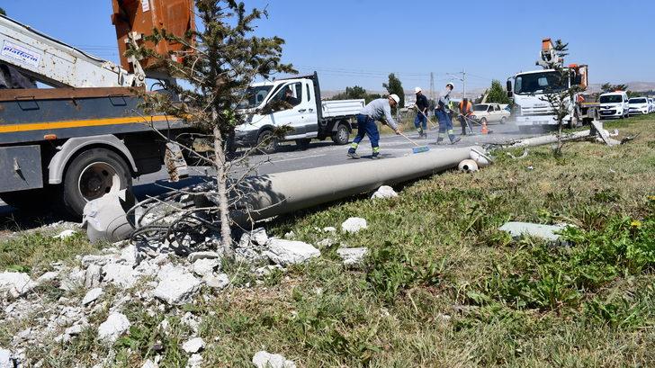 Sivas'ta aydınlatma direğine çarpan otomobildeki 2 kişi yaralandı G3