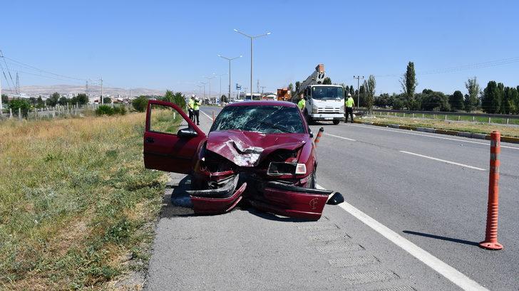 Sivas'ta aydınlatma direğine çarpan otomobildeki 2 kişi yaralandı G4