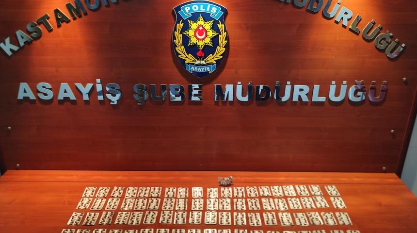 Kastamonu'da otomobilde 1076 uyuşturucu hap ele geçirildi