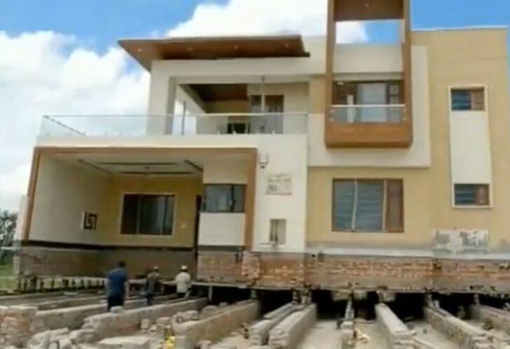 Demiryolu hattı için evinin yıkılması gerektiği söylendi! Hintli çiftçi tekerlekler üzerinde evini taşıdı G2