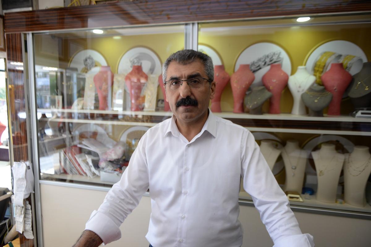 Bing&ouml;l'de ayarı ve gramı d&uuml;ş&uuml;r&uuml;lm&uuml;ş altın sattığı iddiasıyla 4 zanlı Artvin'de yakalandı