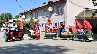 Bursa'da varillerden yapılan tren kırsal mahallede çocukların yaz eğlencesi oldu