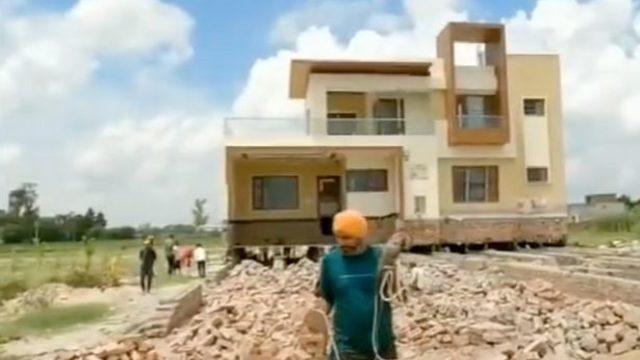 Demiryolu hattı için evinin yıkılması gerektiği söylendi! Hintli çiftçi tekerlekler üzerinde evini taşıdı