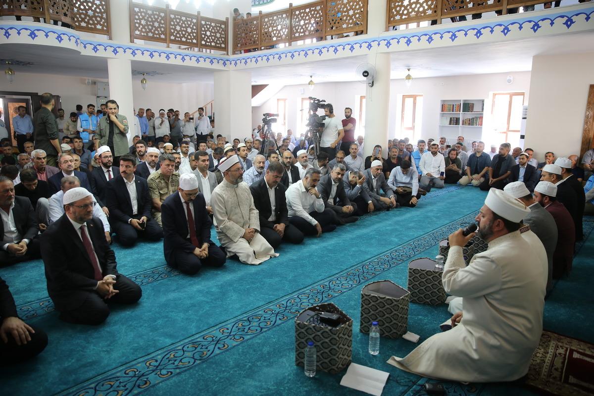Diyanet İşleri Başkanı Erbaş, Mardin'de taziye ziyaretinde bulundu, mevlide katıldı