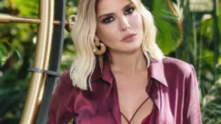 Şarkıcı Gülben Ergen göğüs dekolteli sahne kıyafetiyle beğeni topladı