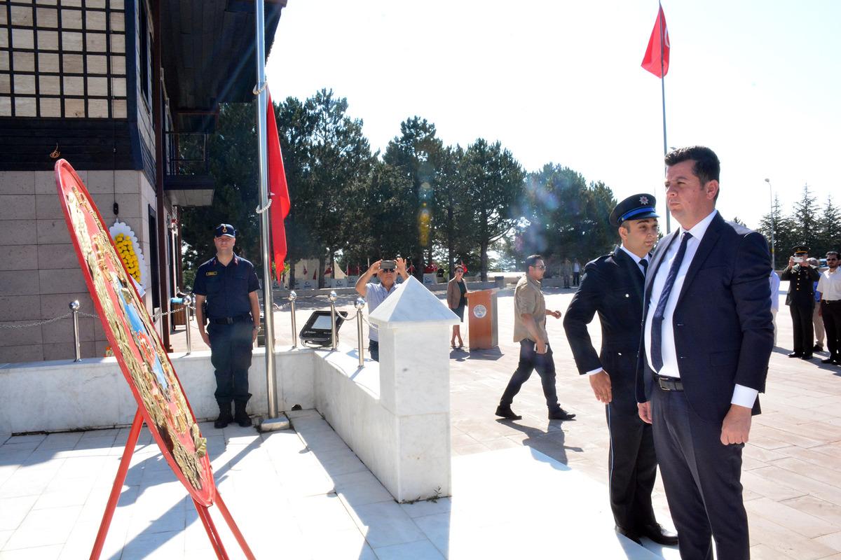 B&uuml;y&uuml;k Taarruz'un 100. yılı dolayısıyla Afyonkarahisar'da şehitliklerde t&ouml;ren d&uuml;zenlendi