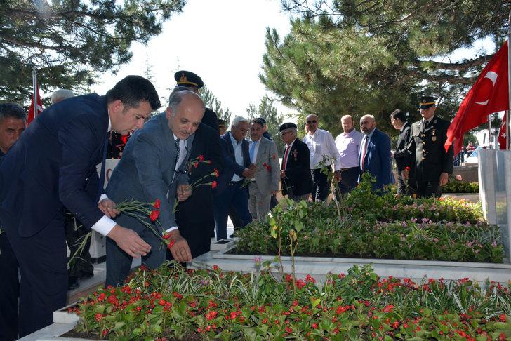 Büyük Taarruz'un 100. yılı dolayısıyla Afyonkarahisar'da şehitliklerde tören düzenlendi G2
