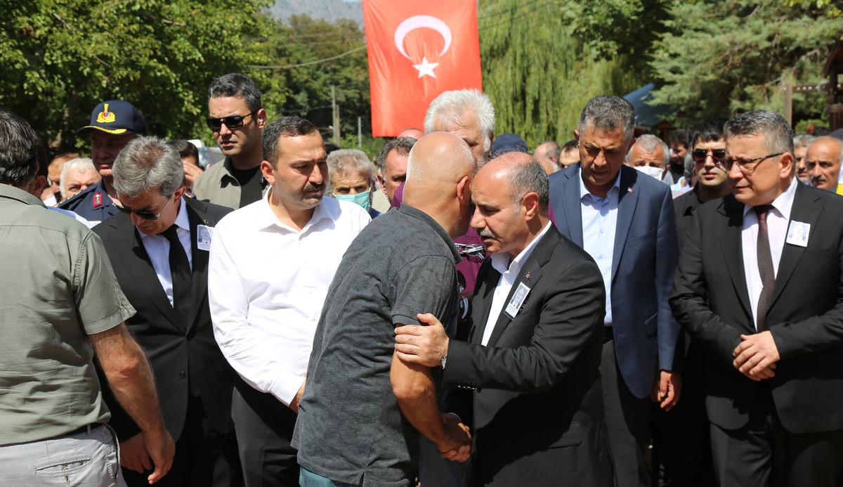Ankara'da kazada vefat eden polis memuru ve eşinin cenazesi Artvin'de defnedildi