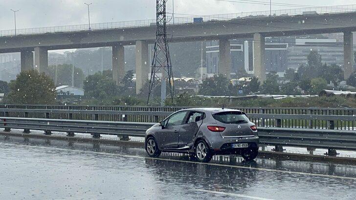 Eyüpsultan'da etkili olan sağanak sürücülere zor anlar yaşattı G2