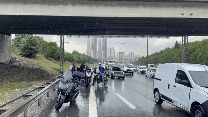 Eyüpsultan'da etkili olan sağanak sürücülere zor anlar yaşattı G3