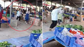 Pazarda kadınların 'sebze savaşı' kamerada! Ellerine geçeni birbirlerine fırlattılar