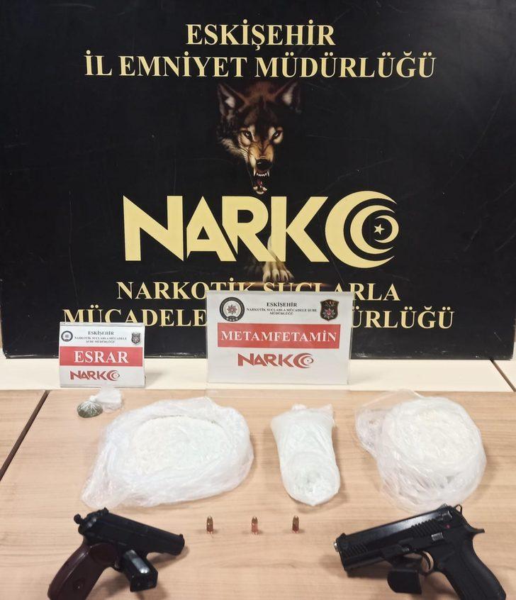 Eskişehir'de çorapların içine gizlenmiş 1,5 kilogram uyuşturucu ele geçirildi G2