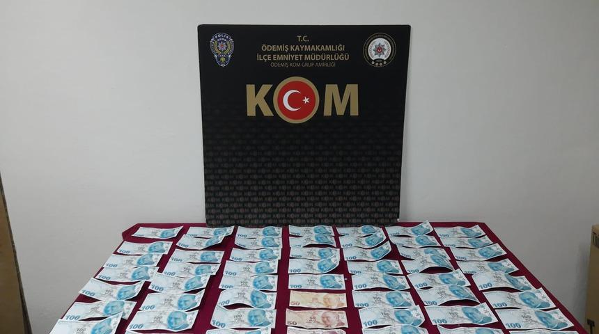 İzmir'de otomobilinde sahte para bulunan kişi gözaltına alındı