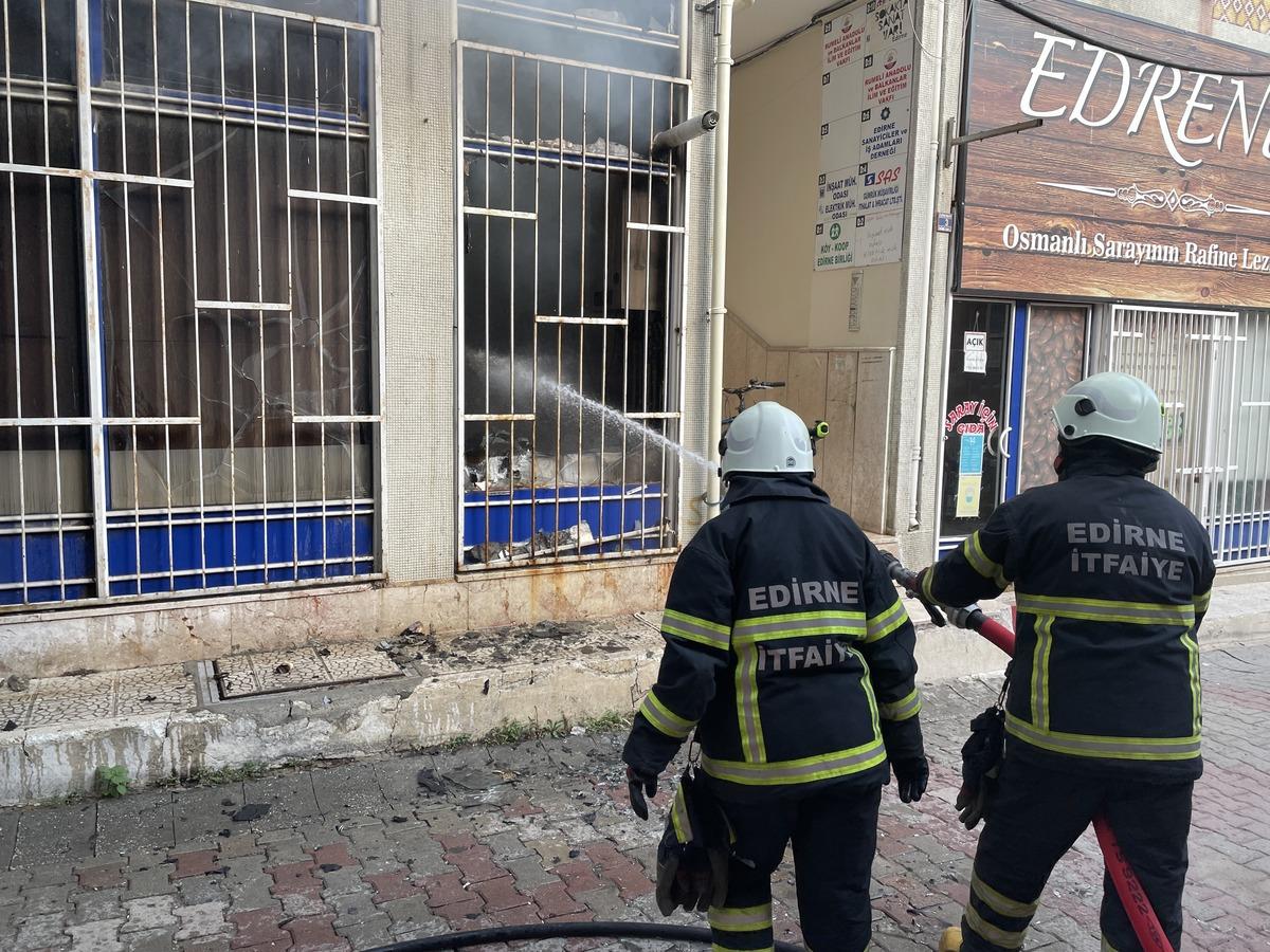 Edirne'de yardım kuruluşu temsilciliğinde &ccedil;ıkan yangın maddi hasara neden oldu