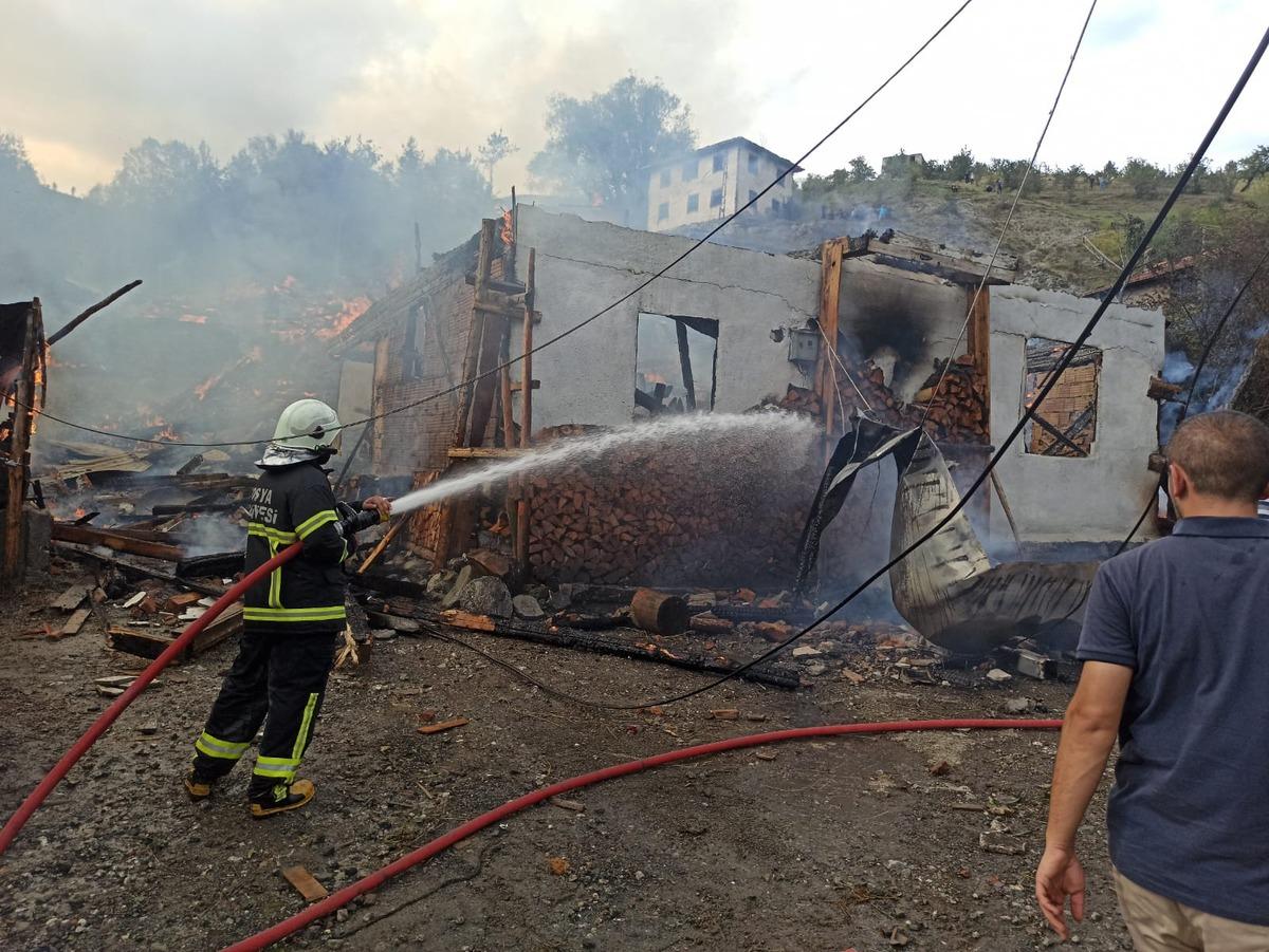 Kastamonu'da k&ouml;yde &ccedil;ıkan yangın s&ouml;nd&uuml;r&uuml;lmeye &ccedil;alışılıyor