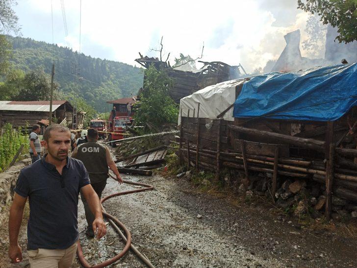 Kastamonu'da köyde çıkan yangın söndürülmeye çalışılıyor G2