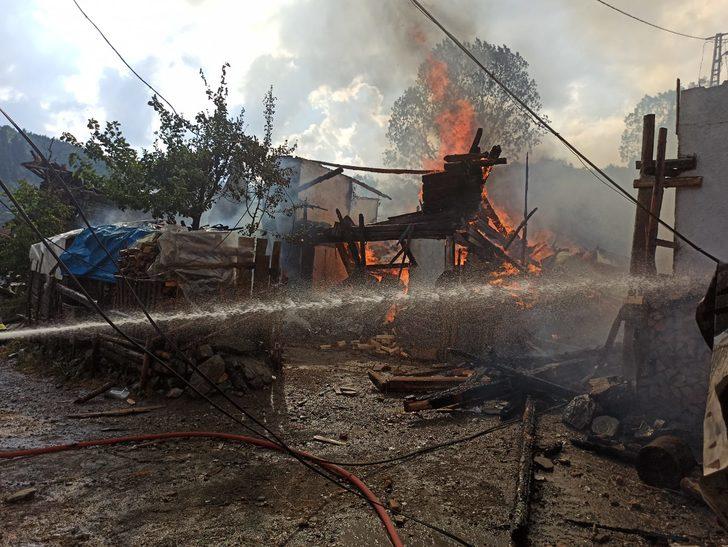 Kastamonu'da köyde çıkan yangın söndürülmeye çalışılıyor G3
