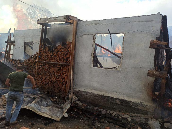 Kastamonu'da köyde çıkan yangın söndürülmeye çalışılıyor G4