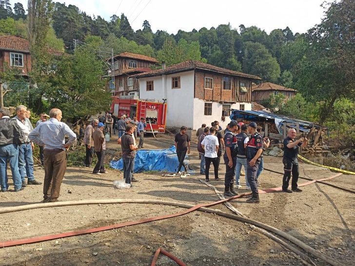 Kastamonu'da köyde çıkan yangın söndürülmeye çalışılıyor G5