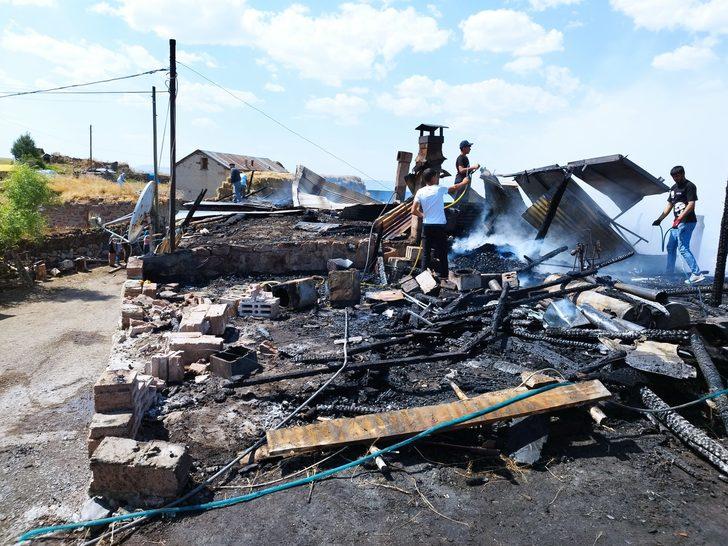 Ardahan'da çıkan yangında 1 ev ve 2 ahırda hasar oluştu G1