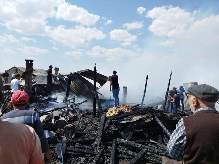 Ardahan'da çıkan yangında 1 ev ve 2 ahırda hasar oluştu G3