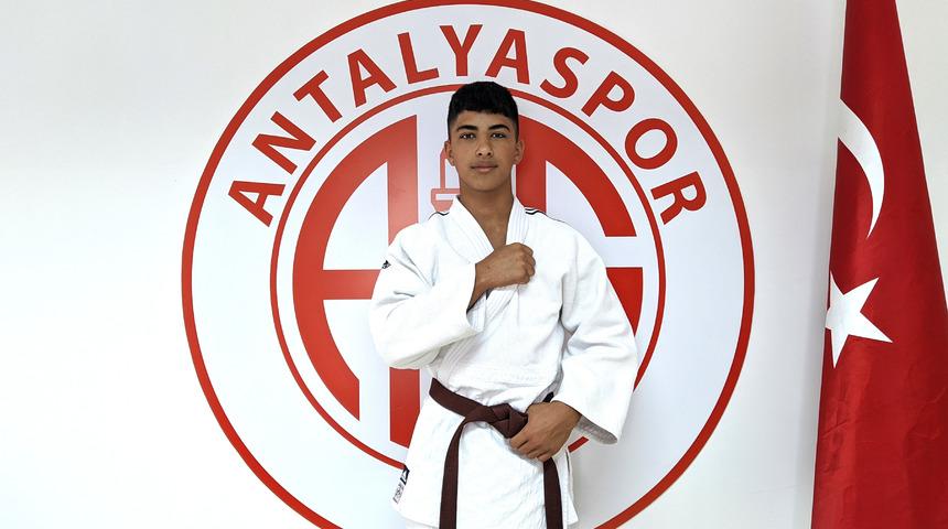 Antalyaspor'dan Judo Milli Takımı'na girme başarısı gösteren Yıldırım'a kutlama