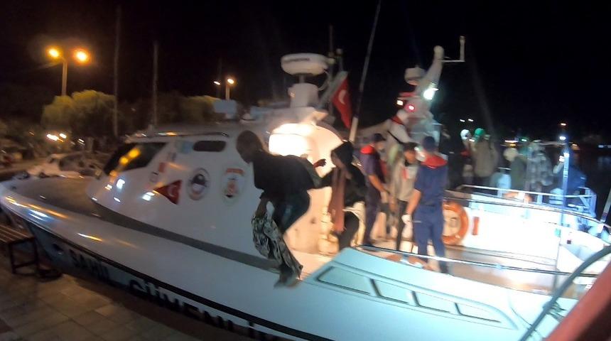 Çanakkale açıklarında geri itilen 22 düzensiz göçmen kurtarıldı