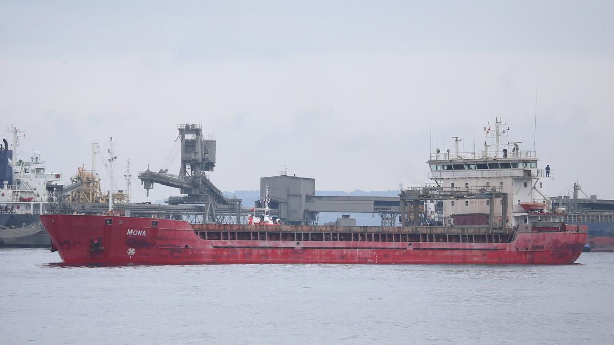 &Ccedil;anakkale a&ccedil;ıklarında karaya oturan &ccedil;imento y&uuml;kl&uuml; gemi kurtarıldı
