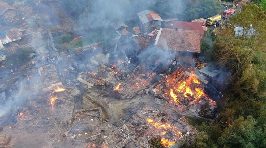 10 ev yangında kül oldu! Evlerinin yanışını çaresizce izlediler... 'Hiçbir şeyimi kurtaramadım'