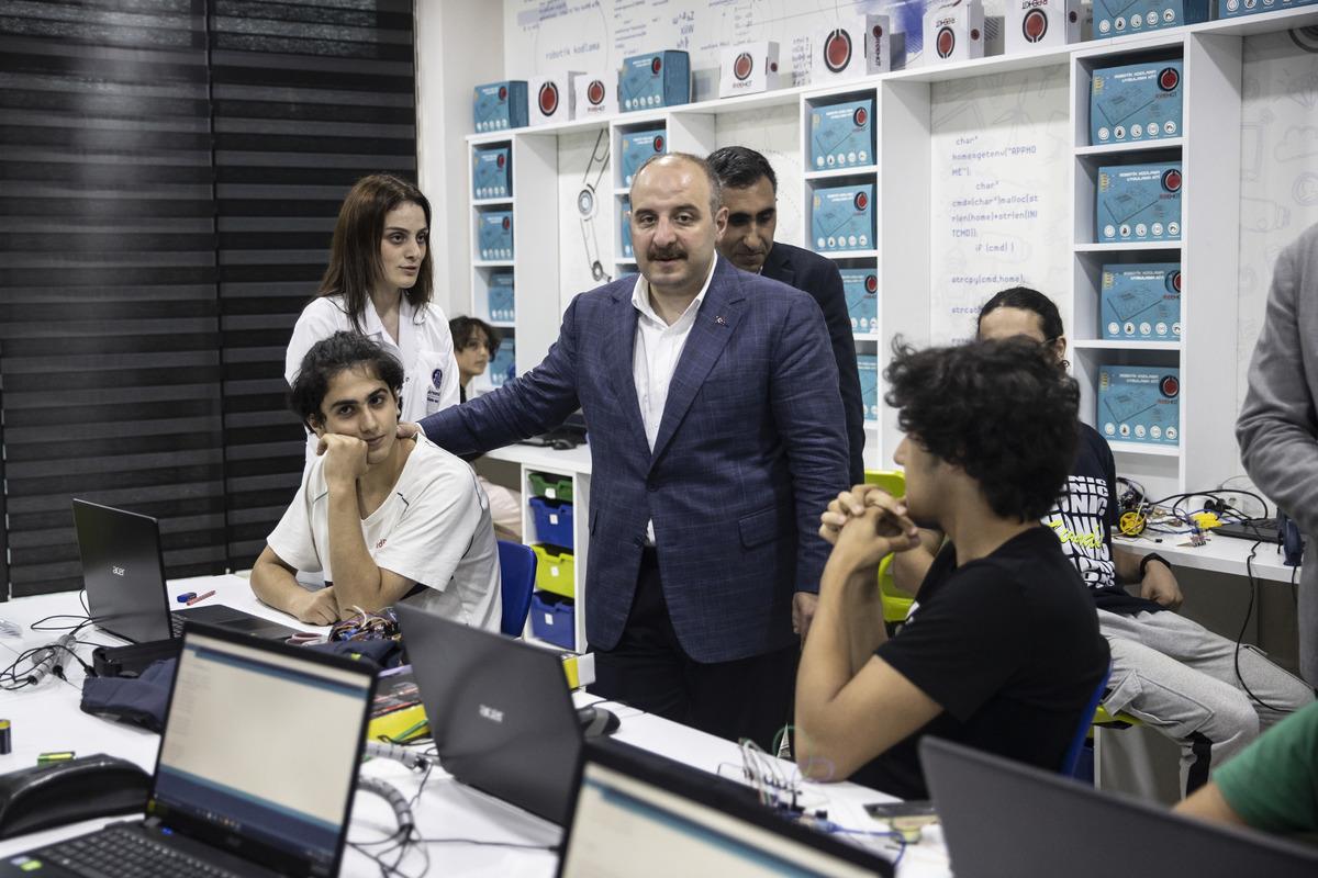 Sanayi ve Teknoloji Bakanı Varank'tan Arnavutk&ouml;y Bilişim Akademisine ziyaret