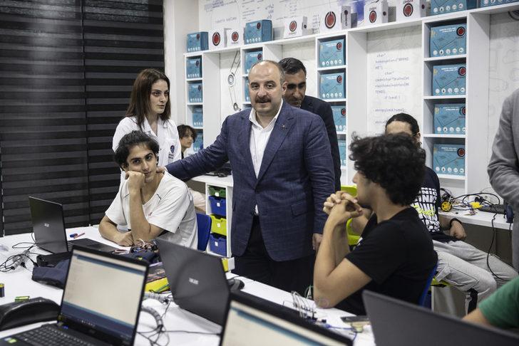 Sanayi ve Teknoloji Bakanı Varank'tan Arnavutköy Bilişim Akademisine ziyaret G1
