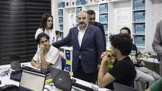 Sanayi ve Teknoloji Bakanı Varank'tan Arnavutköy Bilişim Akademisine ziyaret